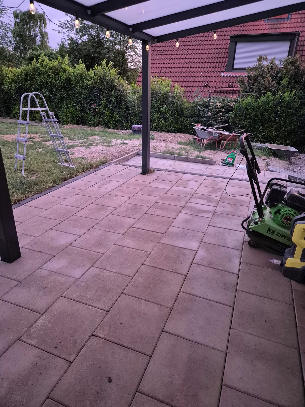 Terrasse unter Pergola