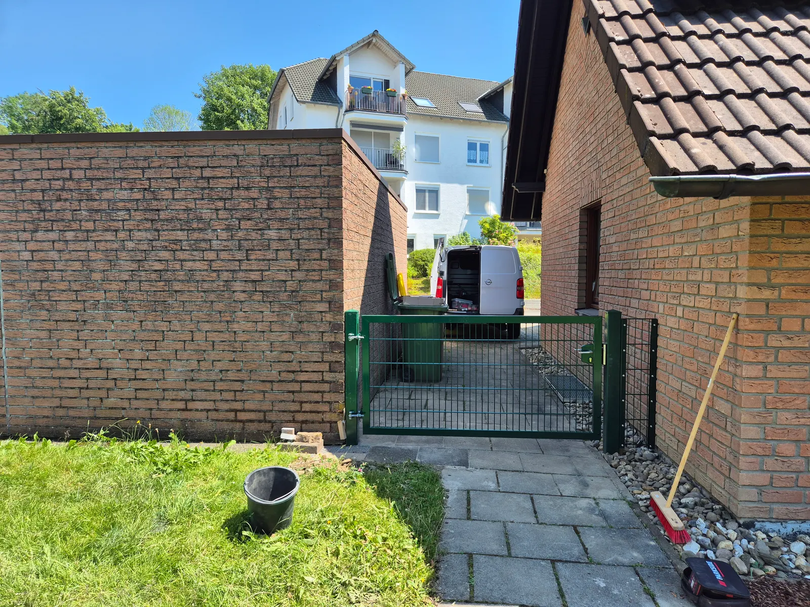 Tor montiert – Zaunbau Lüdenscheid durch Renovatore