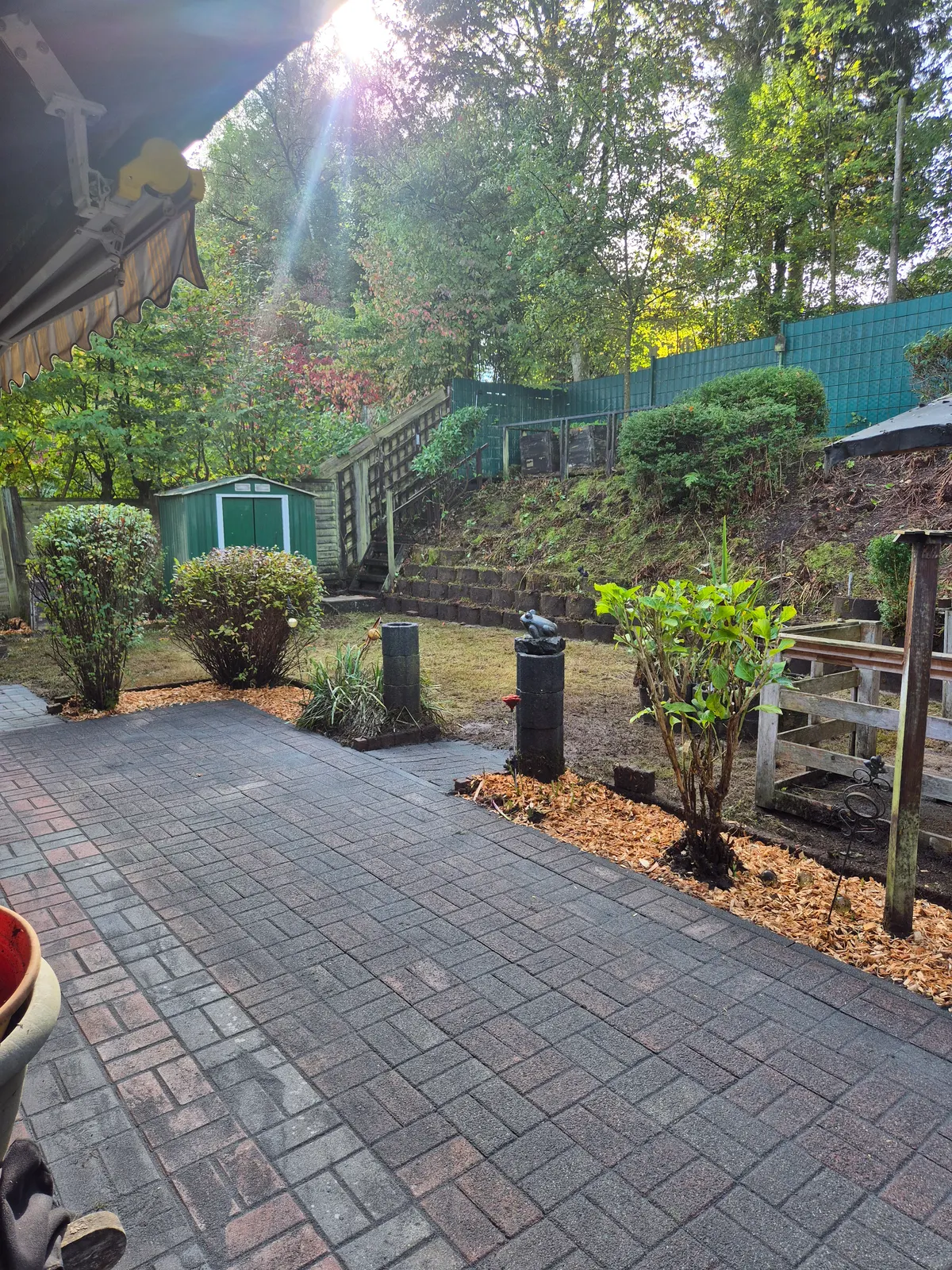 Aufbereiteter Garten mit Terrasse und übersichtlichen Gartenbereichen