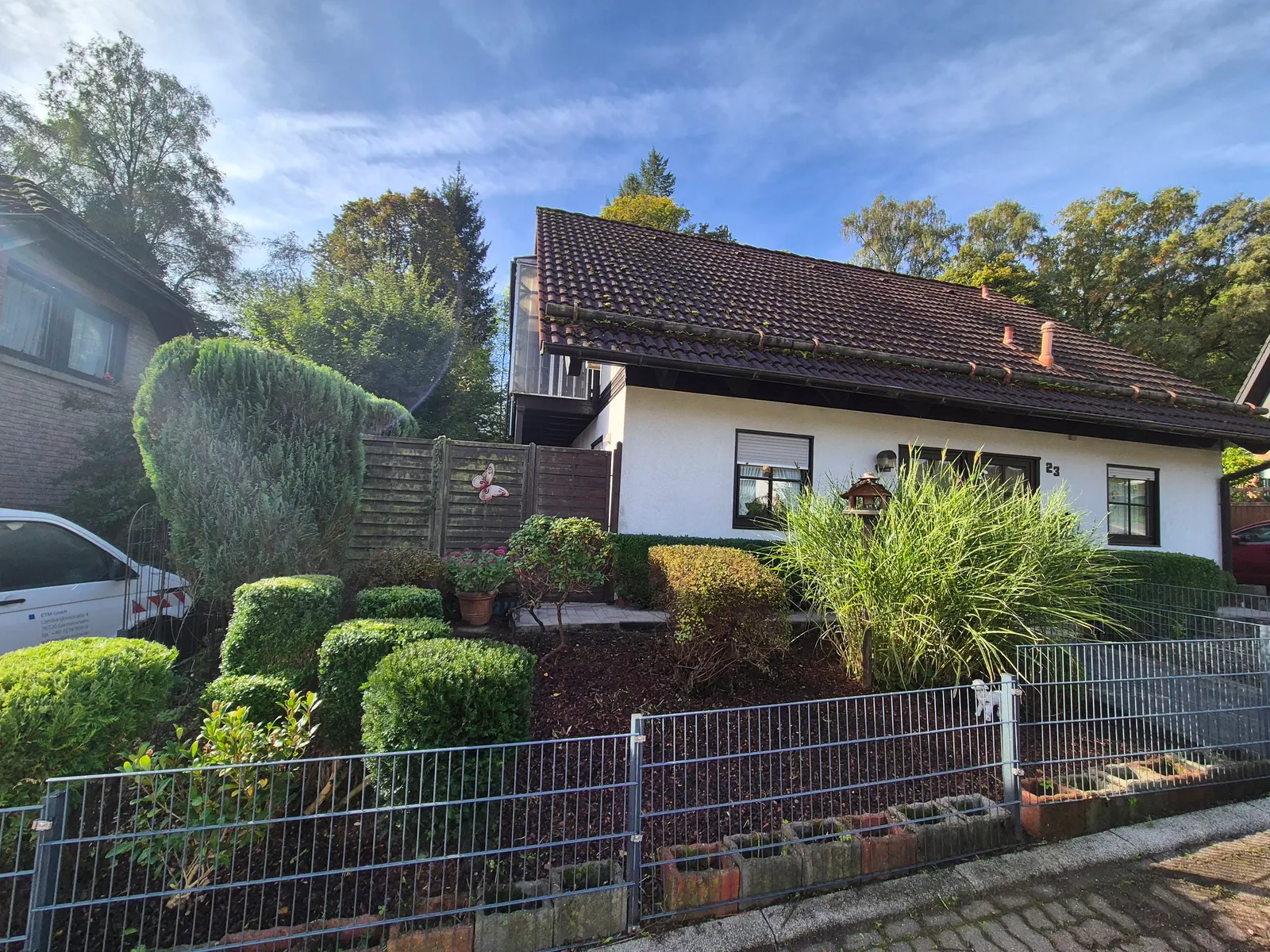 Vorgarten nach der Gartenaufbereitung mit gepflegten Hecken und Beeten
